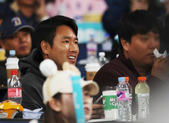2023 KBO 프로야구 포스트시즌 NC다이노스와 KT 위즈의 플레이오프 3차전 경기가 11월 2일 창원NC파크에서 열렸다. 경기장을 찾은 롯데 전준우가 미소를 띠며 경기를 지켜보고 있다. 창원=김민규 기자