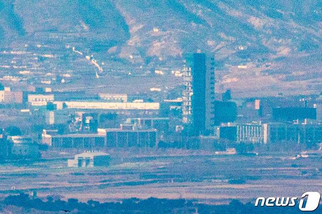 (파주=뉴스1) 유승관 기자 = 4일 북한 노동당 기관지 노동신문은 '당 제8차 대회를 앞둔 시점' '당 제8차 대회가 열리는 뜻깊은 올해' '역사적인 당 제8차 대회를 향한' 등의 어구를 사용하며 8차 당 대회를 앞두고 있음을 시사했다. 하지만 아직 구체적인 당 대회 개최 시점은 밝히지 않았다. 미국의 새 행정부 취임을 2주 앞두고 열릴 예정인 당대회에서 김정은 국무위원장의 대외 메시지에 관심이 쏠리고 있다. 4일 파주 접경지역에서 바라본 개성공단 내 남북공동연락사무소가 폭파된 채 방치된 모습. 2021.1.4/뉴스1