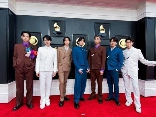 '마의 7년'을 넘고 전원 재계약 소식을 전한 세계적인 아이돌 스타 방탄소년단(BTS) 뷔, 슈가, 진, 정국, RM, 지민, 제이홉/빅히트 뮤직