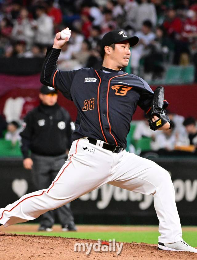 2023년 10월 6일 인천 SSG랜더스필드에서 진행된 '2023 신한은행 SOL KBO리그' 한화-SSG와의경기. 한화 장민재가 6회말 구원 등판해 역투를 펼치고 있다./마이데일리