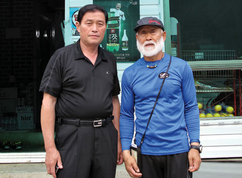 용수동 토박이 주민인 오세호씨(왼쪽).