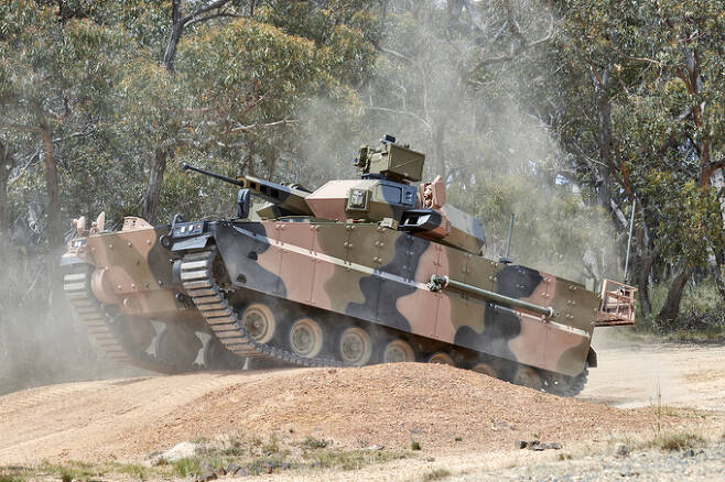 호주군이 도입을 확정한 레드백 보병전투차가 장애물을 넘고 있다. 한화에어로스페이스 제공