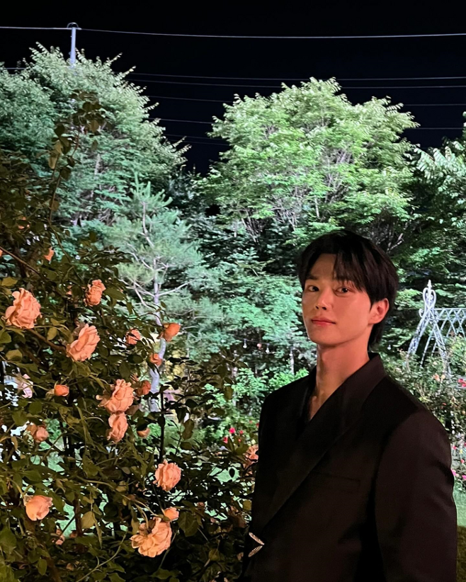 Is Song Kang a flower or a flower Song Kang?Song Kang showed off her beauty as beautiful as a flower.Song Kang posted a photo on his social networking service (SNS) on Saturday.In the photo, Song Kang stood next to the flower and showed off beautiful beauty that Song Kang could not tell whether the flower was Song Kang or Song Kang.In another photo, the face was full of scars on the face, causing fans to wonder.On the other hand, Song has appeared in the recently released Netflix original series  ⁇  Suite Home 2, and is in close contact with Kim Yoo-jung in the current SBS drama  ⁇  My Daemon  ⁇ .