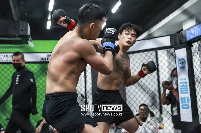 ▲ KMMA 12 메인이벤트에 출전한 이경태(오른쪽)가 이승준에게 강력한 오른손 공격을 날리고 있다.