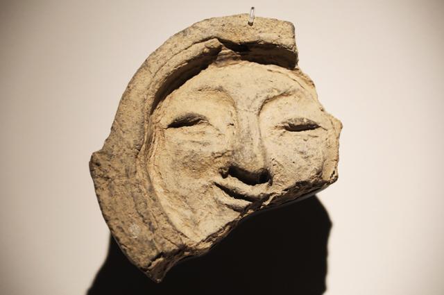국립경주박물관의 얼굴무늬 수막새. '신라의 미소'라는 평가를 받는다. ⓒ박준규