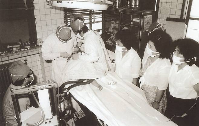 1979년 8월 제주를 방문해 구순구개열 어린이 수술을 진행 중인 서울대 의과대학 민병일 교수팀.(사진, 공공누리 저작물·제주자치도)