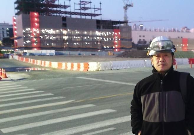 나재필 씨가 공사 현장 밖에서 포즈를 취하고 있다. /저자 제공