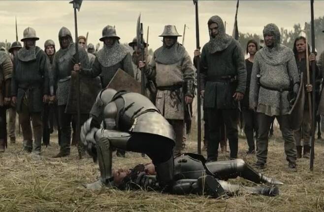 ‘핫스퍼’를 죽이는 헨리 5세. 영화 ‘더킹’의 한 장면. 헨리 5세는 라이벌을 쓰러뜨리고 왕세자로서 입지를 굳힌다. <사진 출처=IMDB>