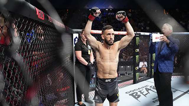 섀넌 로스가 UFC 옥타곤 아나운서로부터 선수 소개를 받고 있다. 사진=TKO