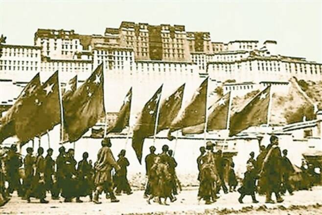 1951년 10월 티베트의 수도 라싸로 진입한 중국군의 모습.[이미지출처=인민망]