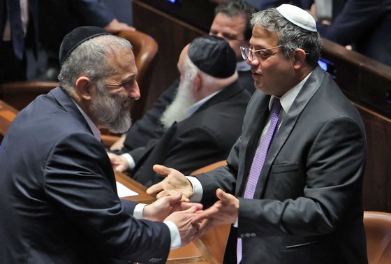 이스라엘 크네세트(의회) 하레디 종교정당 샤스의 한 의원이 지난해 12월 이스라엘 국가안보부 장관 이타마르 벤그비르(오른쪽)와 대화를 나누고 있다. AFP=연합뉴