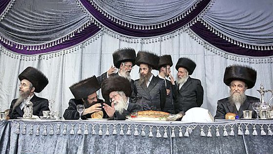 '하레디'로 불리는 초정통파 유대교인들이 지난 2019년 8월 20일 이스라엘 텔아비브 인근 하레디마을에서 열린 전통결혼식에 참석해 대화를 나누고 있다. AP=연합뉴스
