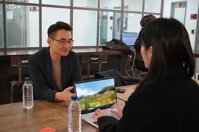 '염블리' 염승환 이베스트투자증권 디지털사업부 이사가 2024년 유망종목을 제시했다. 사진은 인터뷰를 진행하는 염승환 이사(왼쪽). /사진=이베스트증권 제공