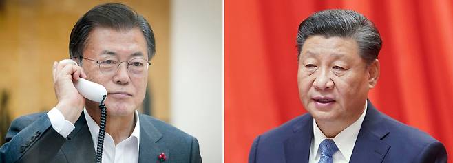 문재인 대통령(왼쪽)이 26일 오후 청와대에서 시진핑 중국 국가주석과 전화 통화하고 있다./연합뉴스