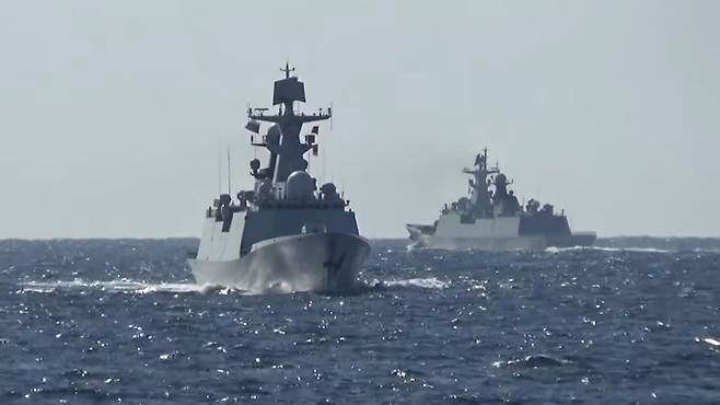 23일 중국과 러시아 군함이 태평양에서 합동 해상 훈련을 실시하고 있다/로이터 연합뉴스