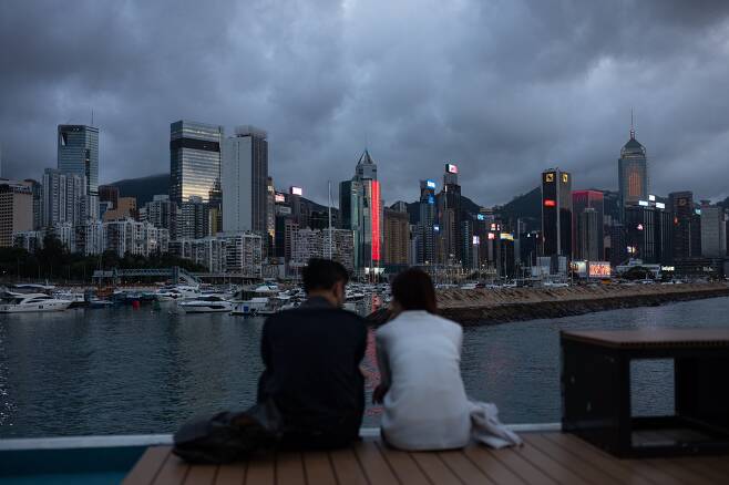 홍콩 반환 25주년을 앞둔 17일 홍콩 해변에 한 커플이 앉아 있다./EPA 연합뉴스