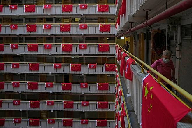25일 홍콩의 한 아파트에 홍콩반환 25주년을 축하하기위해 수많은 중국 오성홍기와 홍콩기가 걸려있다./AP 연합뉴스