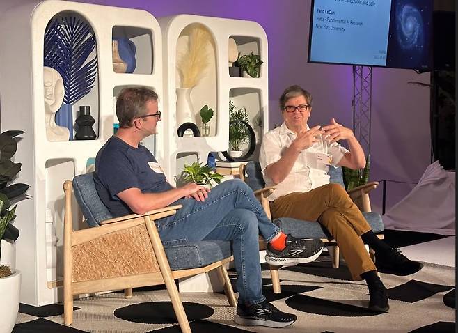 메타의 기초 인공지능 연구소(FAIR) 10주년 기념 행사에서 얀 르쿤 메타 수석 AI 과학자(오른쪽)이 AI의 미래 전망에 대해 설명하고 있다. /샌프란시스코=오로라 특파원