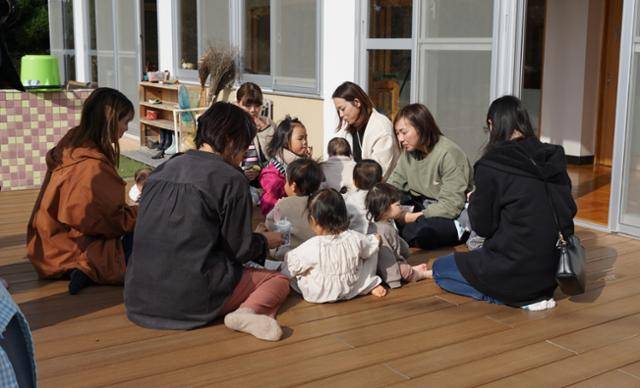 육아 중인 엄마들이 지난달 28일 일본 오카야마현 나기초 육아 지원 시설 '나기 차일드홈'에서 함께 아이를 돌보며 이야기를 나누고 있다. 나기=최진주 특파원
