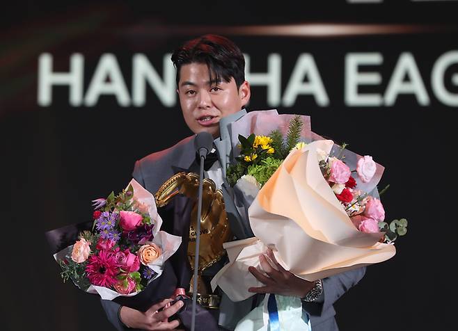 한화 노시환이 11일 오후 서울 삼성동 코엑스 오디토리움에서 열린 2023 ‘KBO 골든글러브 시상식’에서 3루수 부문상을 수상한 뒤 소감을 밝히고 있다. 2023.12.11. 정지윤 선임기자