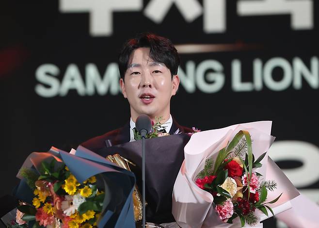 NC 박건우가 11일 오후 서울 삼성동 코엑스 오디토리움에서 열린 2023 ‘KBO 골든글러브 시상식’에서 외야수 부문상을 수상한 뒤 소감을 밝히고 있다. 2023.12.11. 정지윤 선임기자