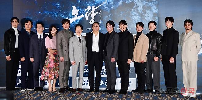 영화 '노량: 죽음의 바다' 언론시사회에 참석한 배우 김윤석, 백윤식, 정재영, 허준호, 김성규, 이규형, 이무생, 최덕문, 박명훈, 박훈, 문정희 . ⓒ이혜영 기자 lhy@hankooki.com