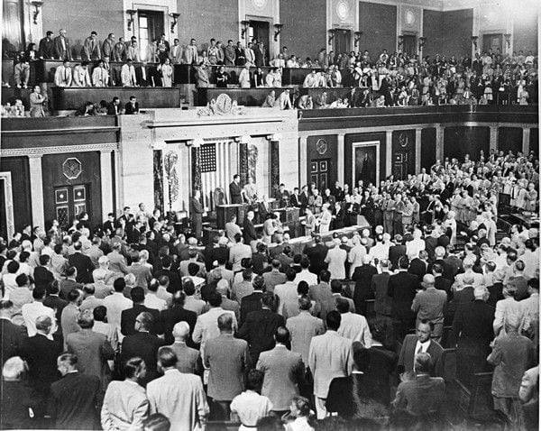 1954년 7월 28일 이승만 대통령이 미국 워싱턴DC 연방의사당에서 열린 상하양원 합동회의에서 연설을 하고 있다. 이 연설은 대한민국 대통령이 미국 의회에서 한 최초의 연설로 꼽힌다. 이승만 대통령은 이날 연설 중 모두 33차례 기립박수를 받았다./이승만기념관. 제공