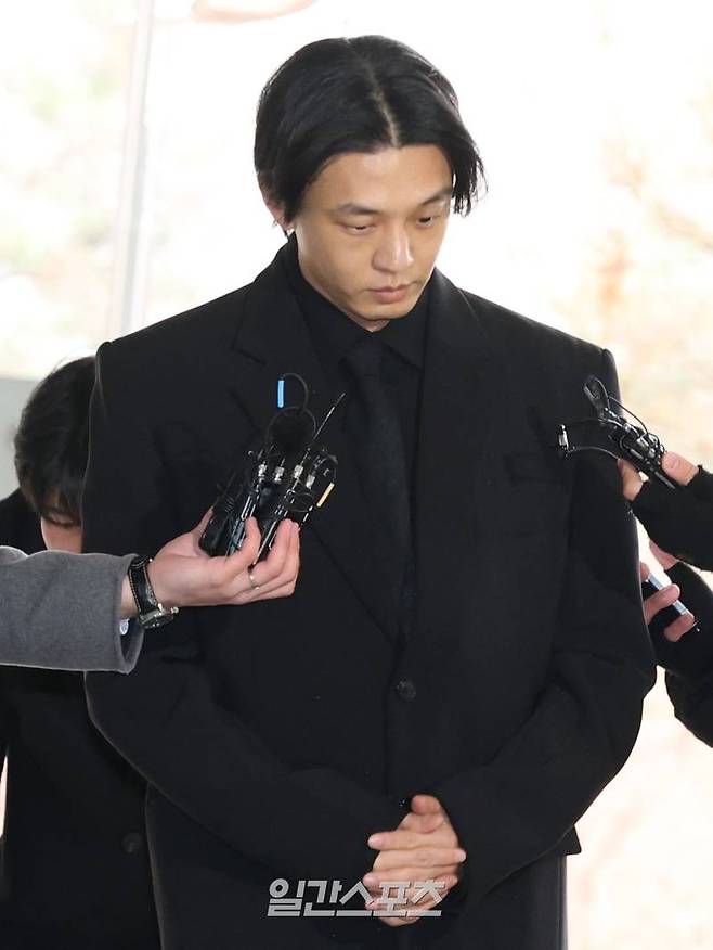 배우 유아인이 12일 오전 서울 서초구 서울중앙지방법원에서 열린 마약류 관리에 관한 법률 위반(향정) 등 혐의 첫 공판에 출석하고 있다. 서병수 기자 qudtn@edaily.co.kr /2023.12.12/