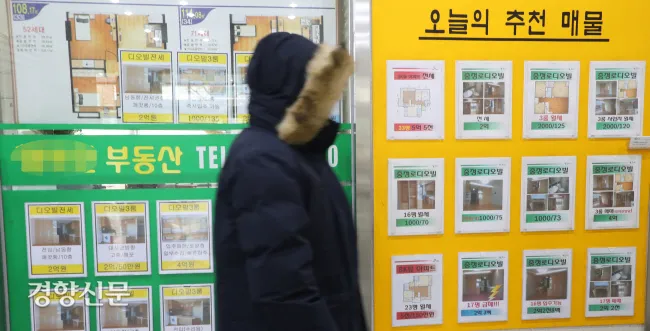 서울 시내의 한 부동산 중개업소에 붙은 오피스텔 매물 게시판. 김정근 선임기자