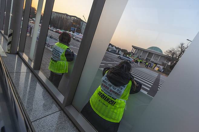 국회 앞에서 피켓 시위를 이어가는 단식 농성자들. ⓒ시사IN 박미소