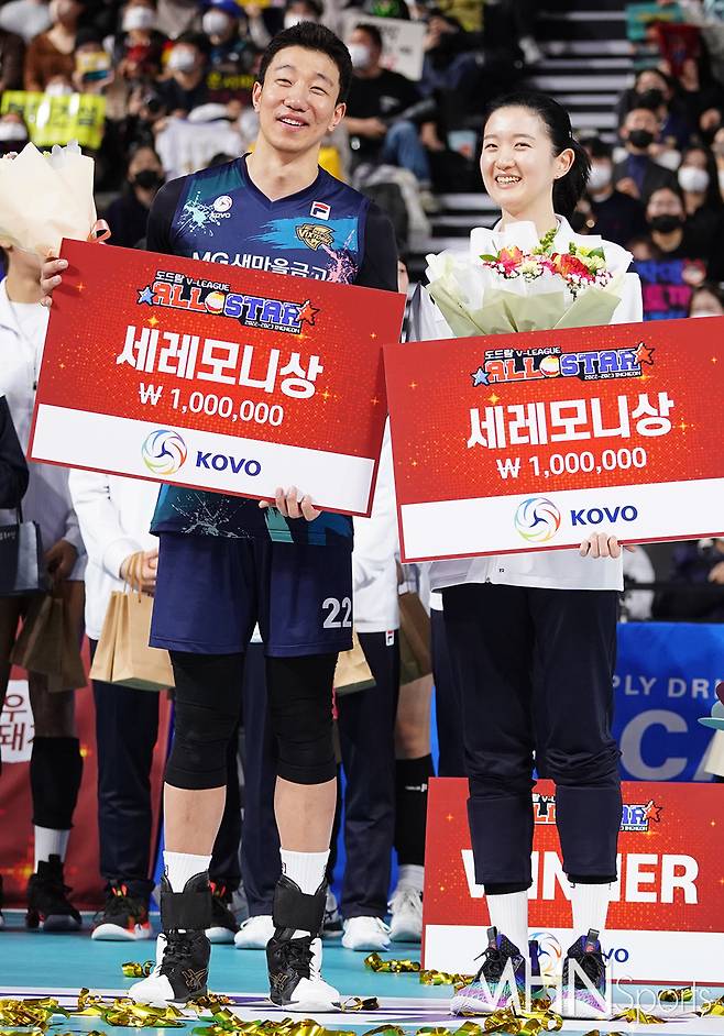 22-23시즌 V-리그 올스타전 세리머니 상을 수상한 한국전력 신영석(좌)-현대건설 이다현ⓒMHN스포츠 이지숙 기자