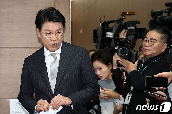 장제원 국민의힘 의원이 12일 오전 서울 여의도 국회에서 내년 제22대 국회의원 선거 불출마 선언 기자회견을 마치고 취재진과 대화하고 있다. 2023.12.12/뉴스1 ⓒ News1 이승배 기자