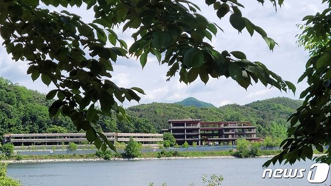 7년째 방치된 춘천 삼천동 두산연수원.(춘천시 제공)