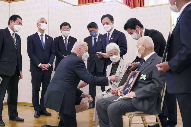 일본을 방문 중인 조 바이든 미국 대통령이 23일 도쿄 영빈관에서 기시다 후미오 일본 총리와 함께 북한에 납치된 일본인의 가족들과 만나 이야기를 나누고 있다./교도/로이터 연합뉴스