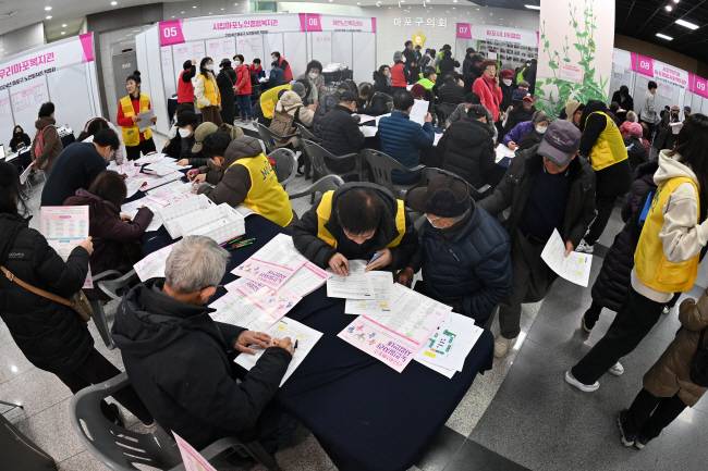 노인 일자리 찾기 11월 취업자 수 증가 폭이 3개월 만에 20만 명대로 내려앉은 가운데, 13일 오전 서울 마포구청에서 열린 ‘2024년 마포구 노인 일자리 박람회’가 일자리를 찾는 노인들로 북적이고 있다. 11월에도 60세 이상 취업자 수 증가 폭이 가장 컸지만, 청년층 취업자 수는 13개월째 감소세를 보였다. 백동현 기자