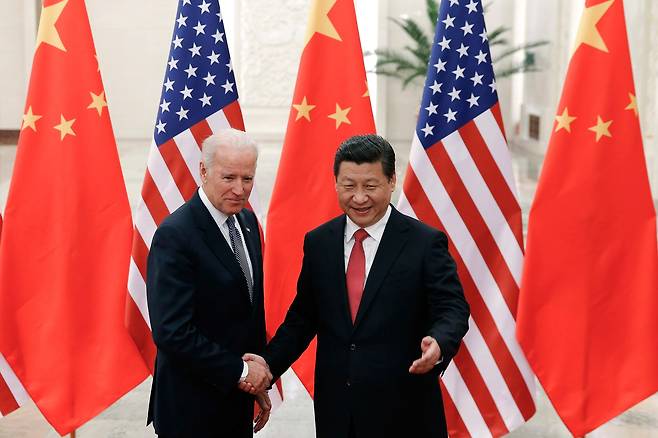 지난 2013년 12월 4일 당시 부통령이던 조 바이든이 중국을 방문해 시진핑 중국 국가주석과 악수하는 모습/AP 연합뉴스