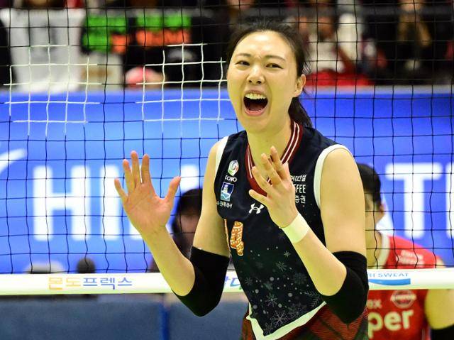 현대건설 양효진이 12일 경기 수원실내체육관에서 열린 여자 프로배구 2023~24시즌 도드람 V리그 페퍼저축은행전에서 블로킹 득점을 올린 뒤 기뻐하고 있다. 현대건설 배구단 제공