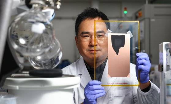 에스그래핀 창업자 이관형 서울대 재료공학부 교수가 지난 12일 서울 관악구 서울대연구공원 본관에서 실리콘음 극재 코팅 기술을 선보이고 있다. 김종호 기자