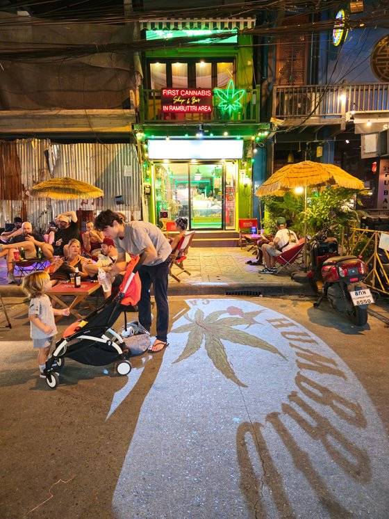 태국 방콕 카오산로드의 대마초 판매점 모습. 이용자 대부분은 해외에서 온 관광객이다.