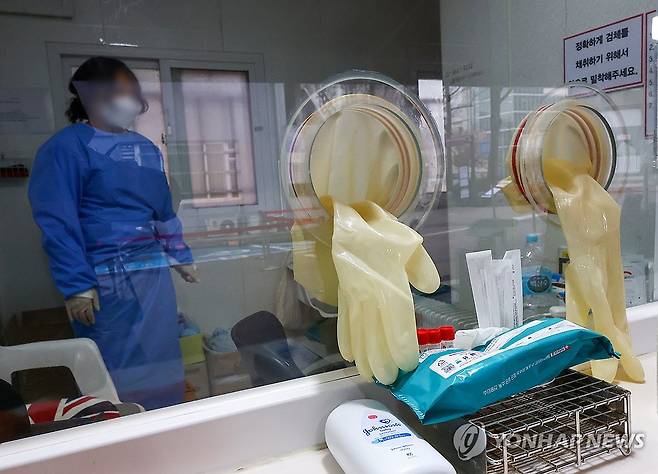 보건소 코로나19 선별진료소, 1441일만에 운영 종료 (서울=연합뉴스) 서대연 기자 = 12월 말 보건소 선별진료소 운영 종료를 앞둔 가운데 15일 서울 강서구 보건소에 마련된 선별진료소에서 의료진이 검사자를 기다리고 있다.
중앙사고수습본부(중수본)는 15일 서면 회의를 통해 코로나19 위기 단계를 현행 '경계'로 유지하되, 고위험군 등에 무료 PCR 검사를 해왔던 보건소 선별진료소 506곳의 운영을 이달 31일 자로 중단하는 등 일부 대응체계를 개편하기로 했다. 2023.12.15 dwise@yna.co.kr