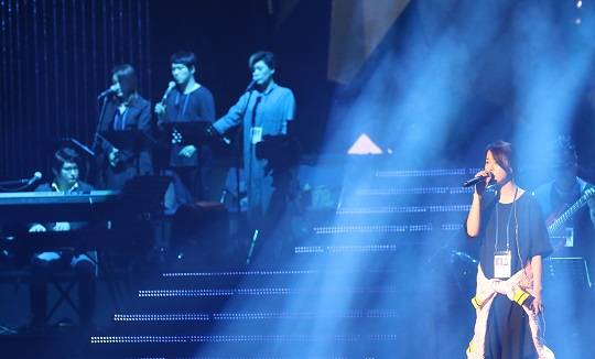 가수 백지영이 지난 2018년 4월 1일 오후 평양 동평양대극장에서 '봄이 온다'라는 주제로 열린 '남북평화협력기원 남측예술단 평양공연' 리허설에서 연습을 하는 모습. 평양공연 사진공동취재단