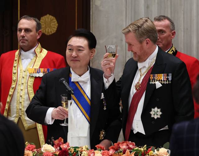 ▲윤석열 대통령과 빌럼-알렉산더르 네덜란드 국왕이 12일(현지시간) 네덜란드 암스테르담 왕궁에서 열린 국빈 만찬에서 건배하고 있다. ⓒ연합뉴스