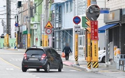 부산 연제구 거제동 거제초 앞 통학로. 국제신문 DB