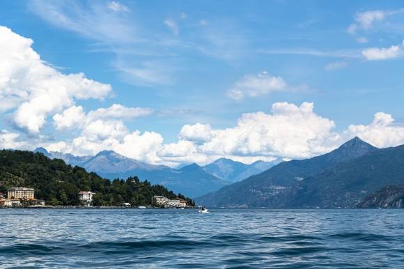 이탈리아 북부 롬바르디아주 코모에서 스위스와 맞닿은 곳에 장엄하게 자리한 코모호수. 이탈리아에서 스위스를 향해 바라본 모습이다. 탁 트인 광활한 규모에 은빛으로 빛나는 윤슬이 아름다운 코모호수의 경치는 물을 멍하니 바라보는 ‘물멍’으로 안내하며 마음의 평화를 안긴다. 이승원 작가 제공