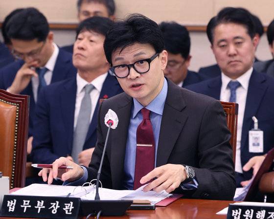 한동훈 법무부장관이 7일 서울 여의도 국회에서 열린 법제사법위원회 전체회의에서 의원들의 질의에 답변하고 있다. 2023.12.7/뉴스1