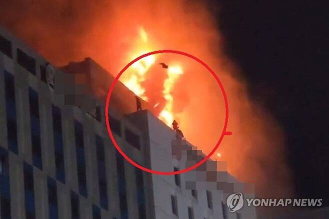 지난 17일 인천 논현동 호텔 화재 당시 건물 옥상에서 화재를 피해 옥상에서 뛰어내리는 긴박한 모습이 담겼다. 연합뉴스(독자제공)