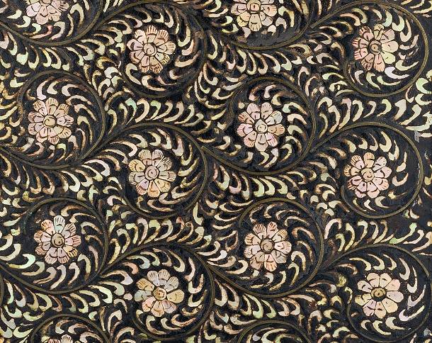 나전국화넝쿨무늬상자 확대사진. 국화 모양이 정교하게 그려져 있다. 국외소재문화재재단 제공