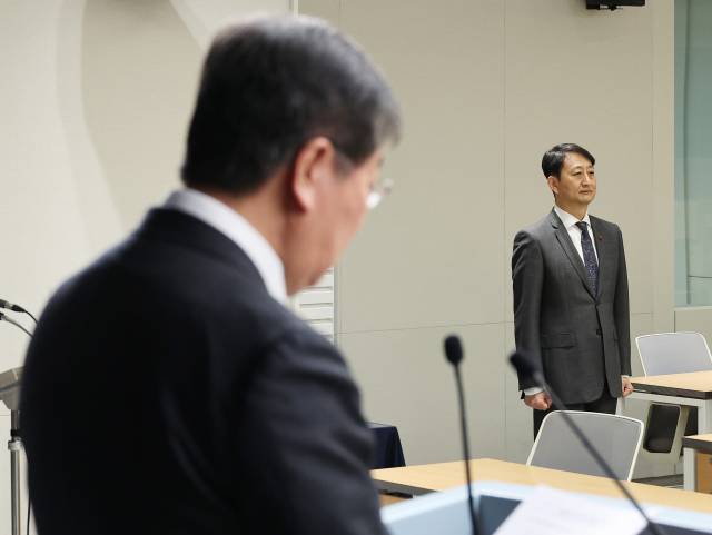 ▲산업통상자원부 장관 후보자로 지명된 안덕근 통상교섭본부장이 17일 오후 서울 용산 대통령실 청사에서 김대기 대통령 비서실장의 인사 발표에 배석하고 있다. ⓒ연합뉴스