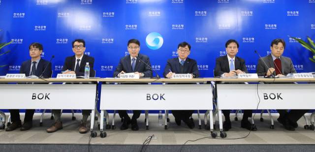 14일 서울 중구 한국은행에서 통화신용적책보고서 설명회가 열리고 있다. 왼쪽부터 이주용 동향분석팀장, 방홍기 정책기획부장, 이상형 부총재보, 홍경식 통화정책국장, 김병국 정책협력팀장, 최영주 시장총괄팀장. 사진제공=한은