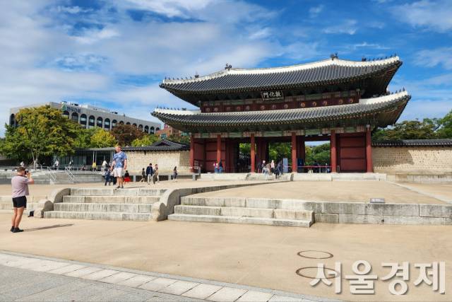 창덕궁의 돈화문 월대 모습. 가장 원형대로다. 최수문 기자
